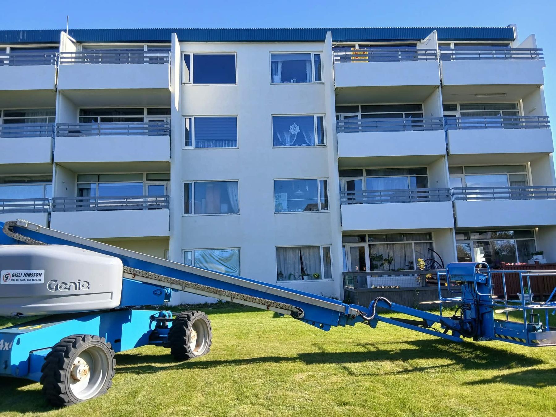 Gluggaskipti í fjölbýlishúsi með körfubíl