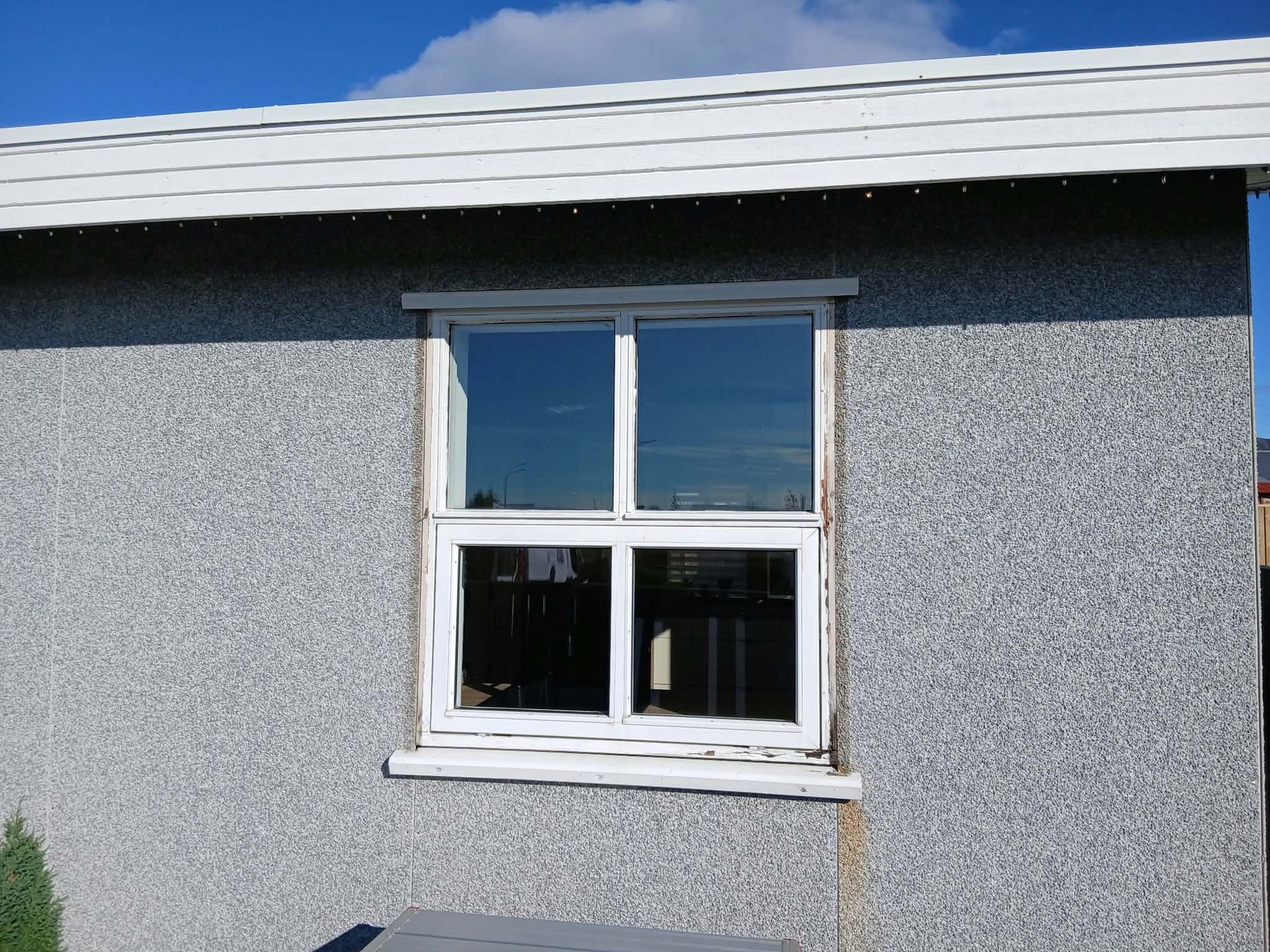 Hvítur gluggi í steinuðum vegg