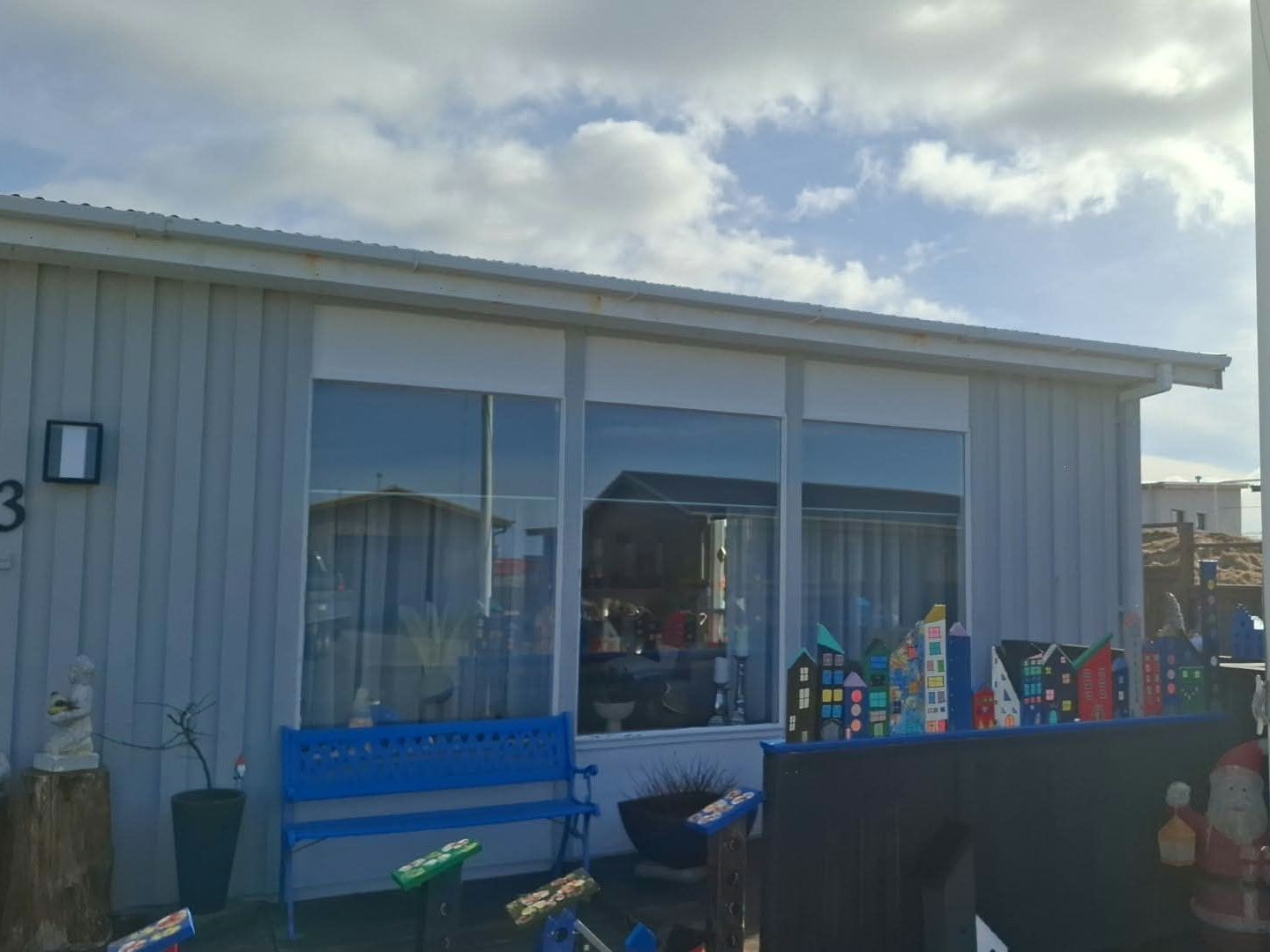 Gamlir gluggar út að palli