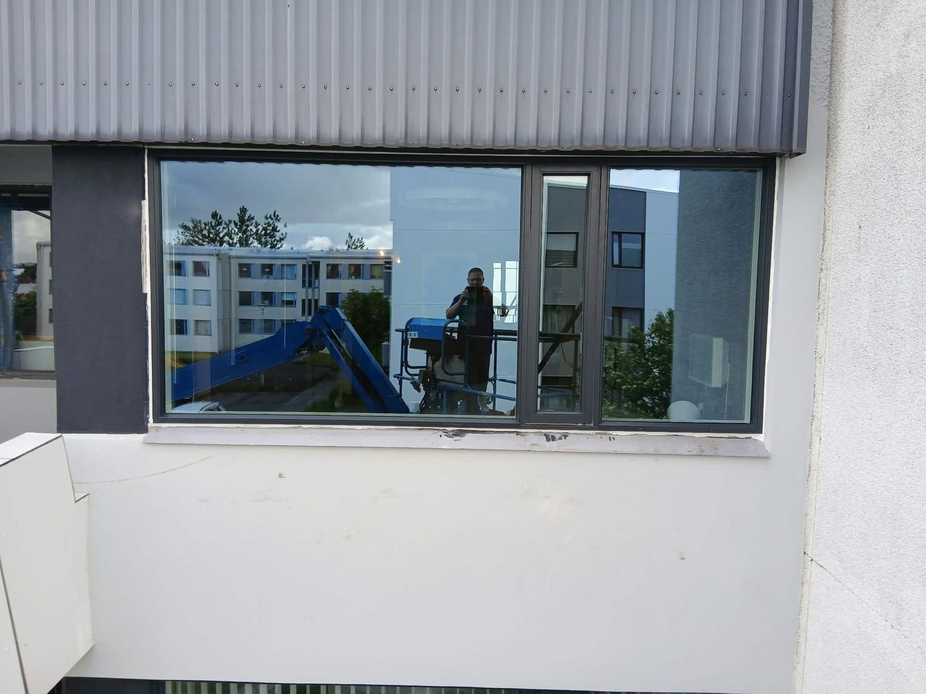 Nýr gluggi í fjölbýlishúsi